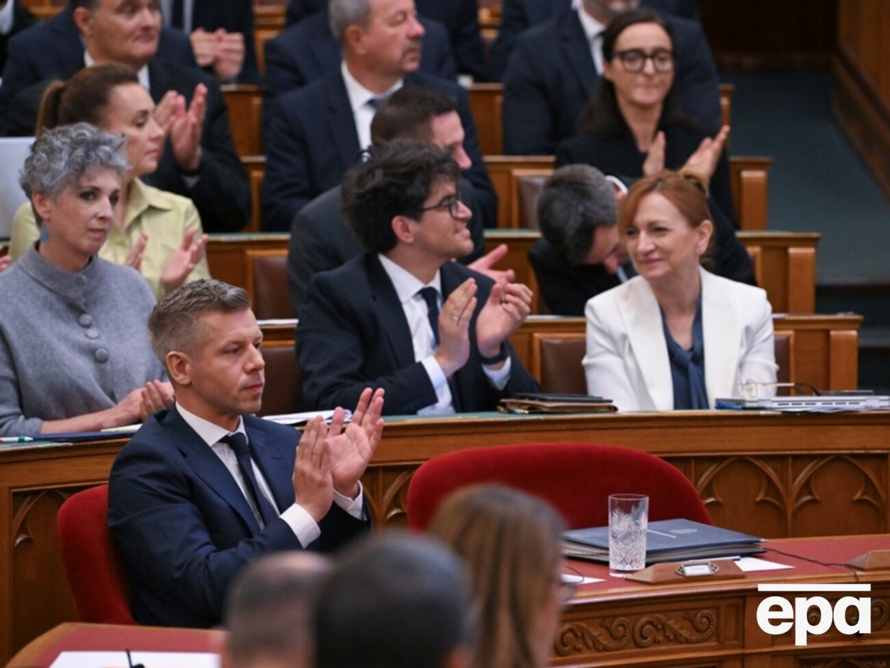 Поклали край марнотратству. В Угорщині депутати майже вдвічі урізали собі зарплати