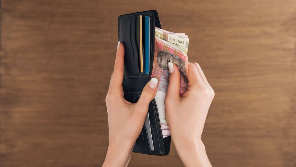 Більше ніж половина опитаних українців заробляє до 15 тис. грн на місяць. Скільки їм потрібно насправді