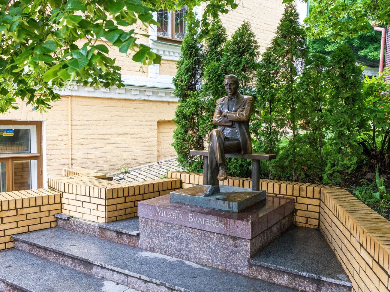 "Подякую Булгакову". Відомий нардеп прокоментував "срач" через демонтаж пам'ятника 