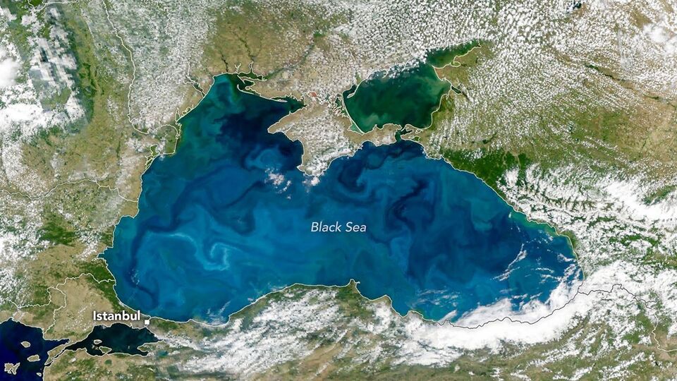 Чорне море щовесни стає яскраво-бірюзовим – і це видно з космосу. Чому так відбувається