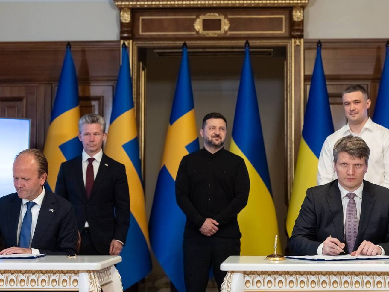 Україна і Швеція підписали угоду щодо винищувачів Gripen. Чому її називають історичною