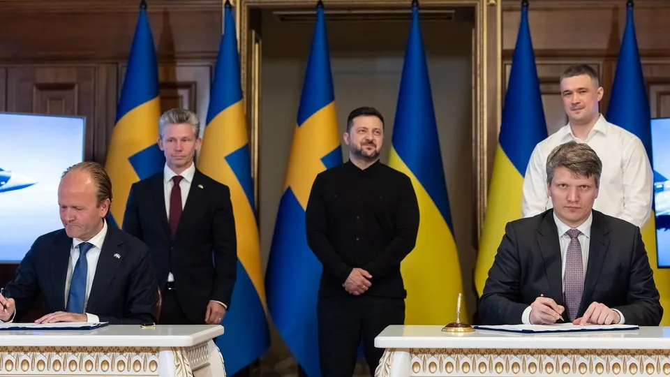 Україна і Швеція підписали угоду щодо винищувачів Gripen. Чому її називають історичною