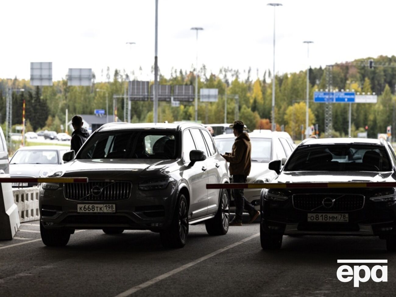 "Поки ворота не захлопнулися". У РФ готують запровадження виїзних віз – ЗМІ