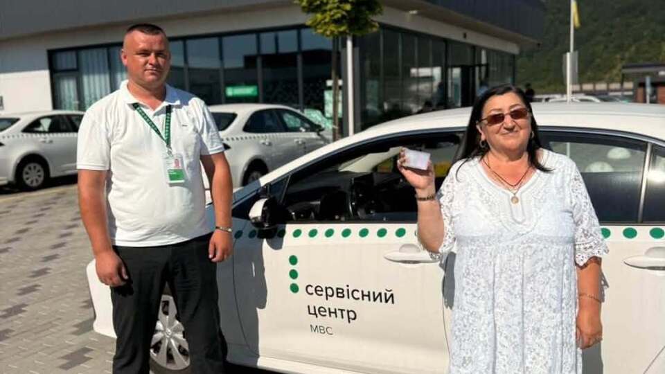 67-річна українка вперше отримала права і сіла за кермо. В МВС розповіли, що її спонукало