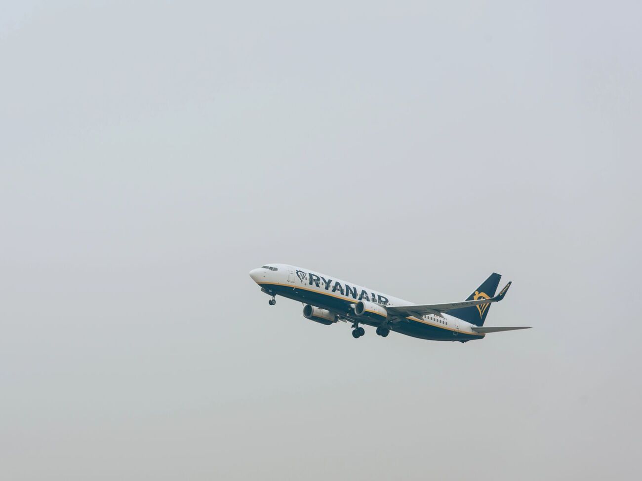 Голова й плечі – за бортом. Як пасажира Ryanair ледь не висмоктало з літака під час польоту. Відео