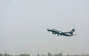 Голова и плечи – за бортом. Как пассажира Ryanair едва не вытянуло из самолета во время полета. Видео