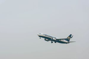 Голова й плечі – за бортом. Як пасажира Ryanair ледь не висмоктало з літака під час польоту. Відео