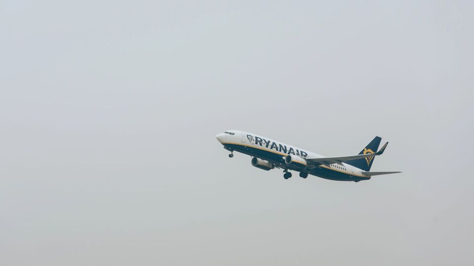Голова й плечі – за бортом. Як пасажира Ryanair ледь не висмоктало з літака під час польоту. Відео
