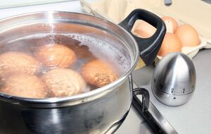 Не виливайте воду, у якій варилися яйця – із неї вийде ефективне добриво