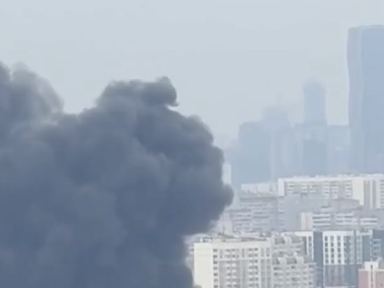 За 15 км від Кремля. У районі Московського НПЗ знову фіксують пожежу