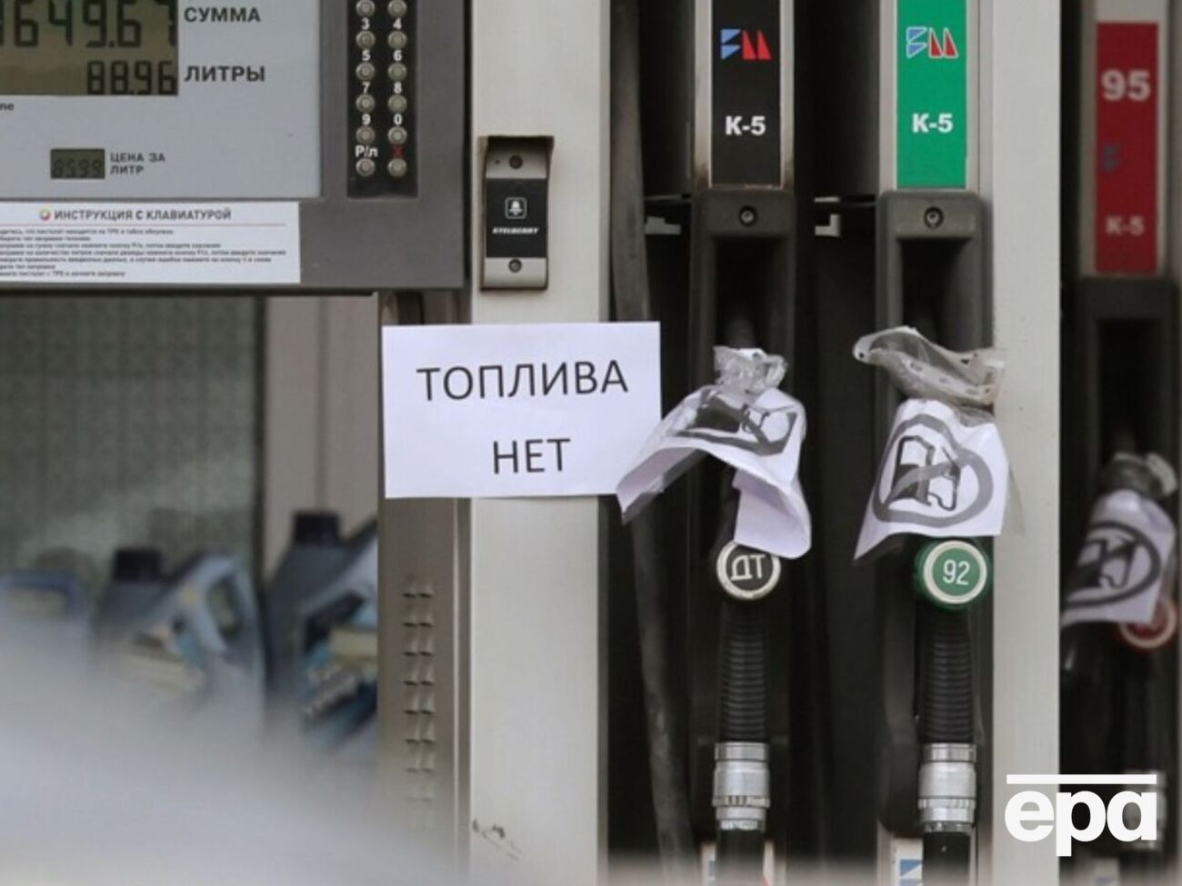 "Взяла в аренду ребенка с инвалидностью". Россиянка поделилась "лайфхаком" на АЗС. Видео