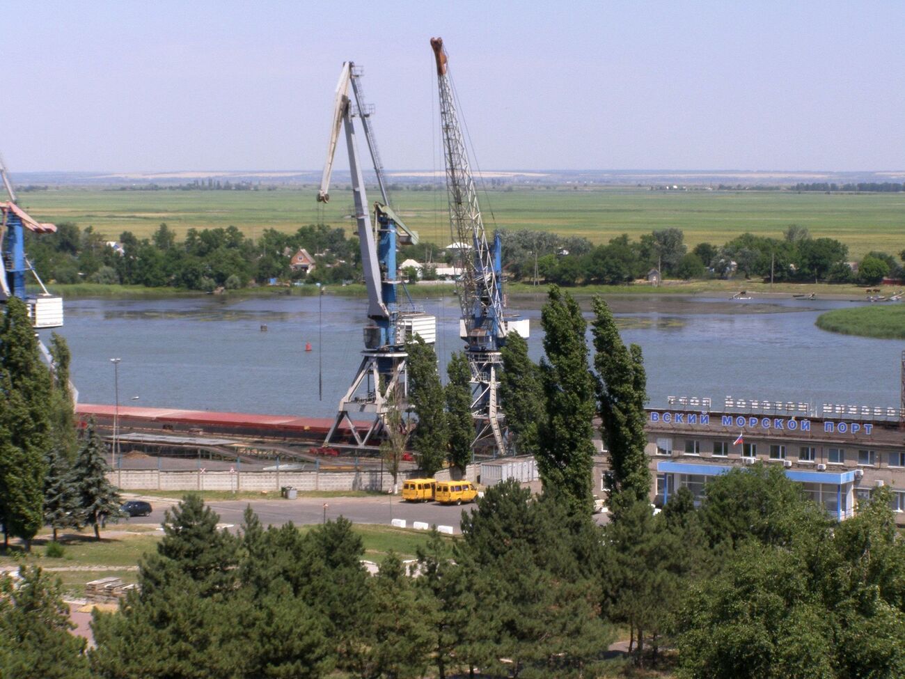 "Азовское море будет свободным". Дроны поразили российские танкеры в порту Ростовской области