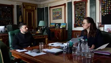 "Україна змінює свою політичну стратегію". Зеленський анонсував зміну прем'єра та оновлення Кабміну