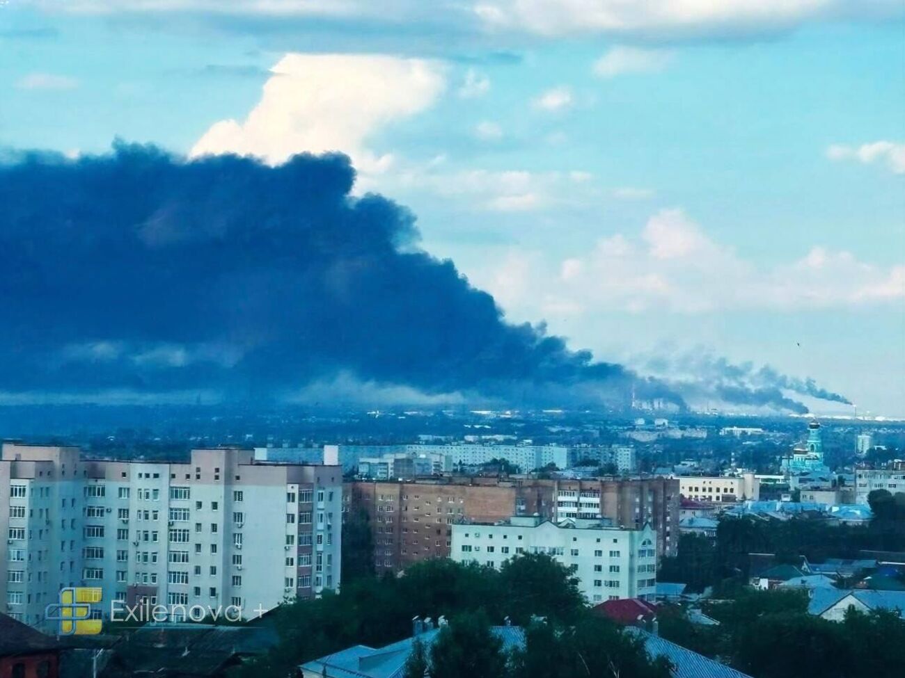 "Это все фейк" и "обломки". Сызранский НПЗ горит после атаки дронов. Фото. Видео