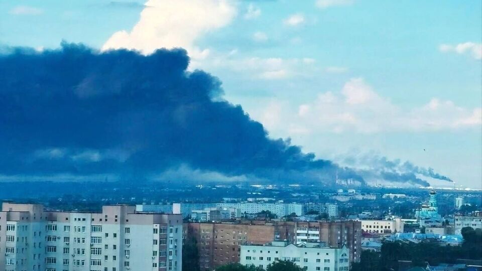 "Это все фейк" и "обломки". Сызранский НПЗ горит после атаки дронов. Фото. Видео