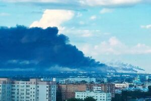 "Це все фейк" і "уламки". Сизранський НПЗ горить після атаки дронів. Фото, відео