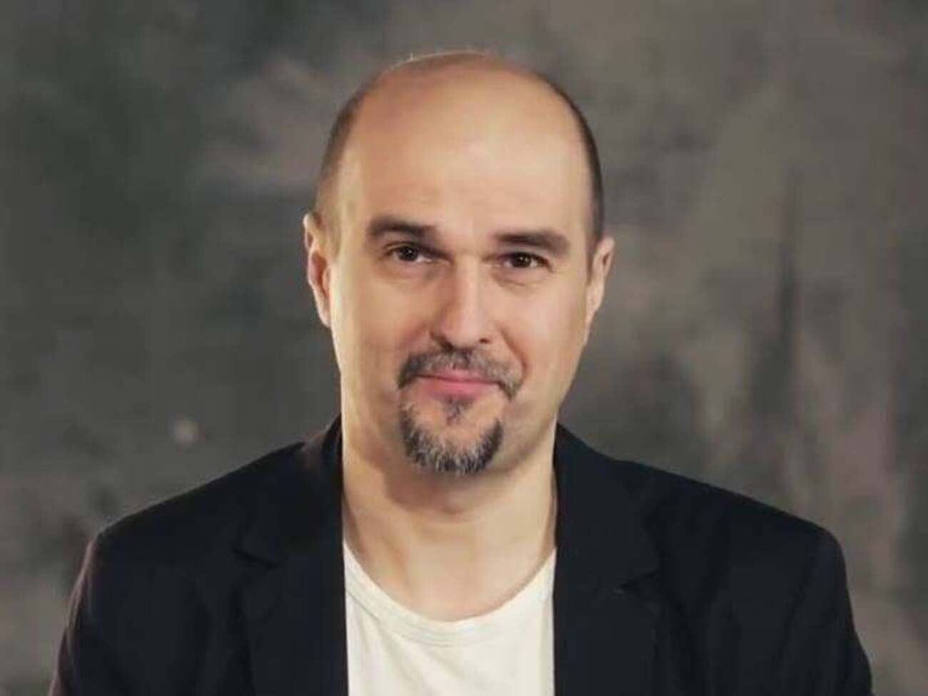 На цвинтарі, де виступав Навроцький, сітками закрили українські хрести