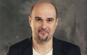 На кладбище, где выступал Навроцкий, сетками закрыли украинские кресты