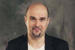 На цвинтарі, де виступав Навроцький, сітками закрили українські хрести