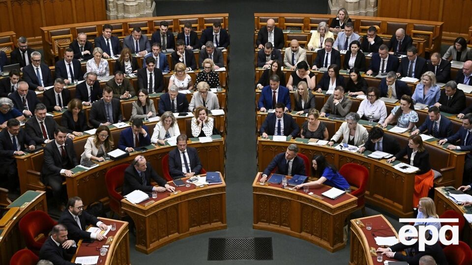 Парламент Венгрии проголосовал за изменения, позволяющие досрочно отстранить президента