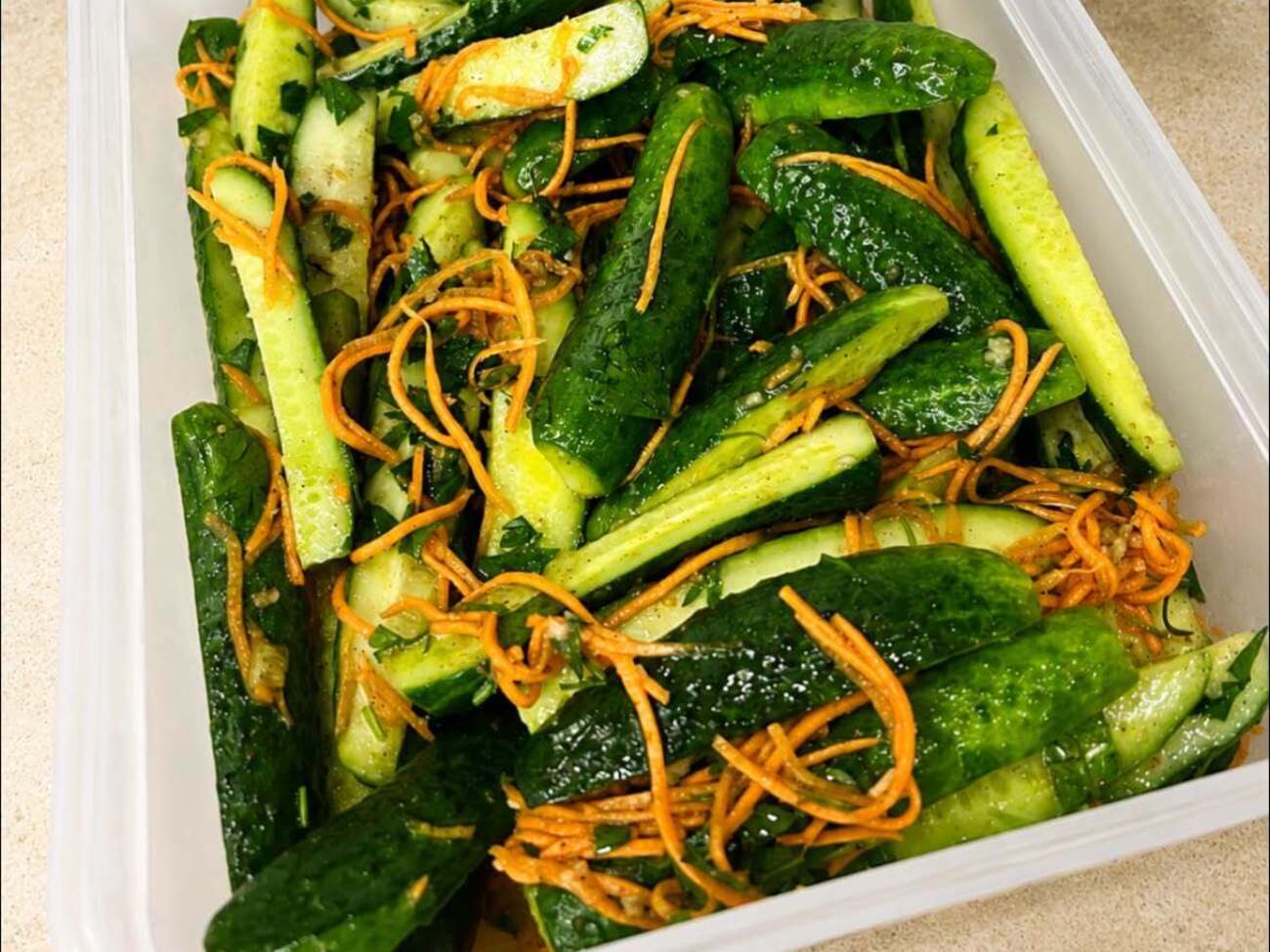 Огурцы по-корейски – пикантная летняя закуска, которую съедают в первую очередь. Простой рецепт за пять минут