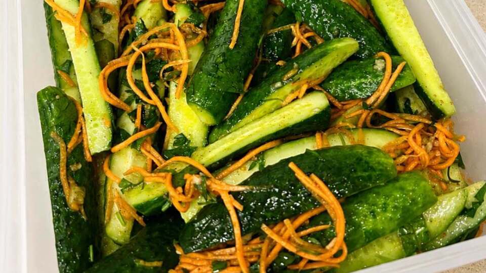Огірки по-корейськи – пікантна літня закуска, яку з'їдають першою. Простий рецепт за п'ять хвилин