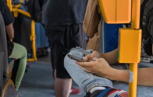 У Польщі водій автобуса ображав українських дівчат. Кому подякував Сибіга