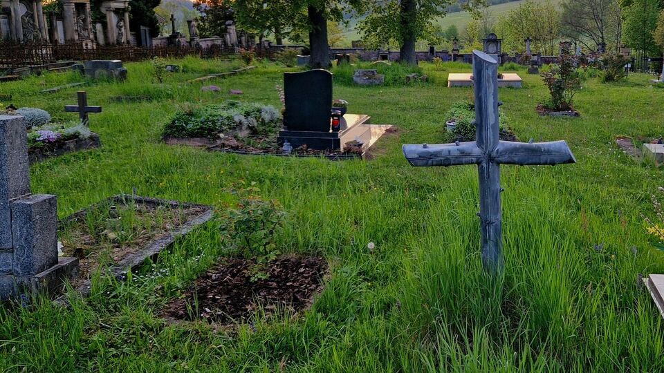 В РФ ритуальная служба закопала живого человека в могилу. Видео