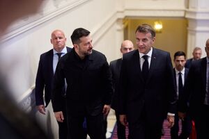Зеленський нагородив Макрона орденом Свободи