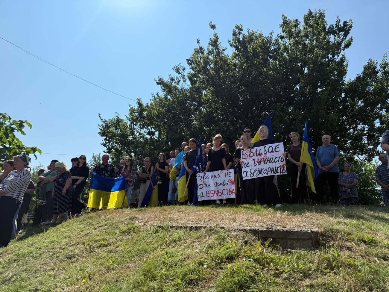 С плакатами и на мотоциклах. В селе Калиновка попрощались с убитыми братьями Мосейчуками. Фото, видео