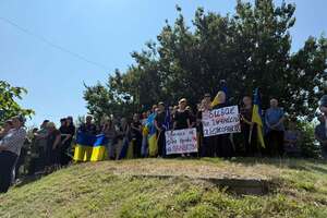 Із плакатами й на мотоциклах. У селі Калинівка попрощалися з убитими братами Мосейчуками. Фото, відео