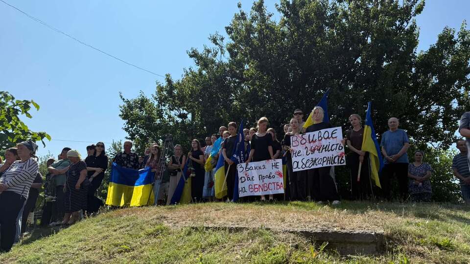С плакатами и на мотоциклах. В селе Калиновка попрощались с убитыми братьями Мосейчуками. Фото, видео