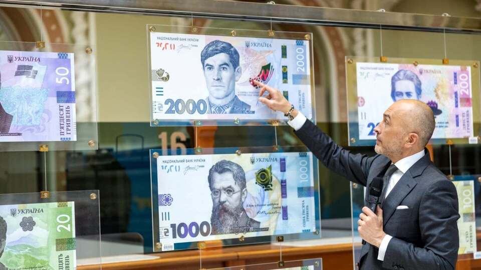НБУ оновить напис на банкноті 2000 грн після скандалу з піратським російським шрифтом