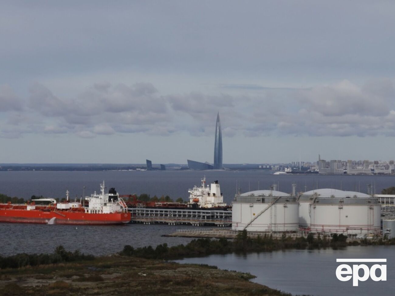 Через удари по НПЗ Росія не може переробити частину видобутої нафти, тому накопичує її – Bloomberg
