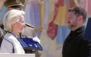 "Награда, которой не смогут отменить и лишить". Кому Зеленский первому вручил новый орден Европы
