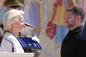 "Нагорода, якої не зможуть скасувати і позбавити". Кому Зеленський першому вручив новий орден Європи