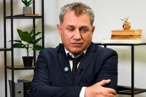 Гнатюк: Я корову жену, а батько із красивою жінкою – у ліс. Мама ревнувала. Не все було гладко