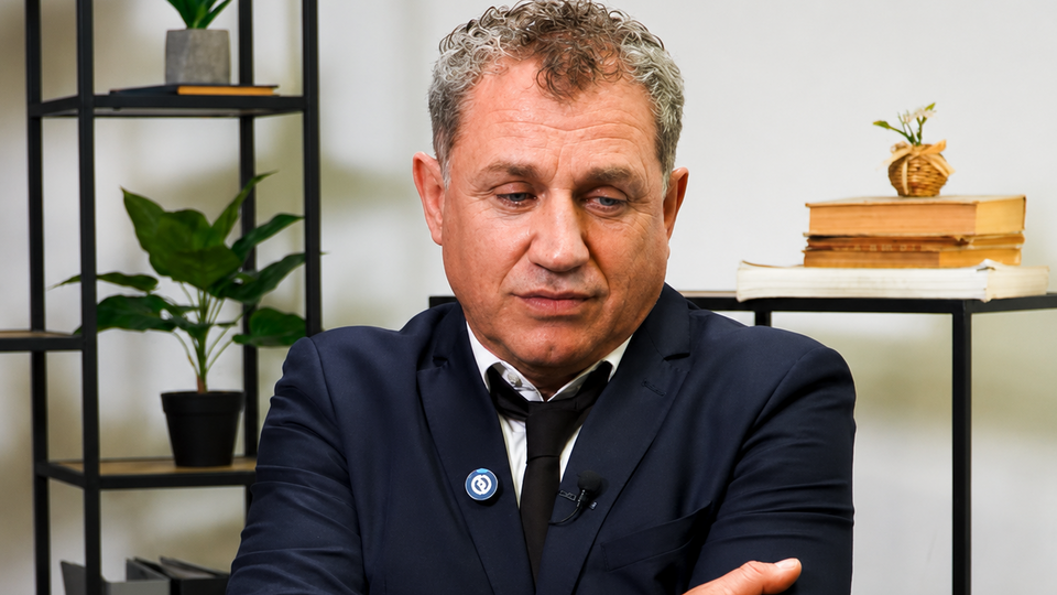 Микола Гнатюк: Я корову жену, а батько із красивою жінкою – у ліс. Мама ревнувала. Не все було гладко