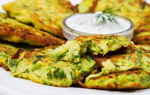 "Снаружи – хрустящие, внутри – сочные". Невероятно вкусные кабачковые оладьи с сыром