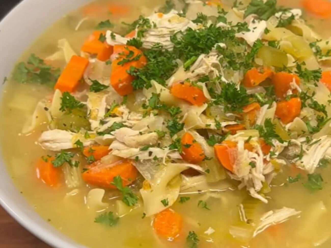 Рецепт ароматного курячого супу від кухаря Букінгемського палацу. Страва, яка пахне на весь дім