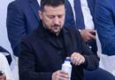 "Он всегда срывает крышки. Россияне знают". Почему все говорят о бутылке, из которой пил Зеленский