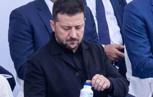 "Він завжди зриває кришки. Росіяни знають". Чому всі говорять про пляшку, з якої пив Зеленський