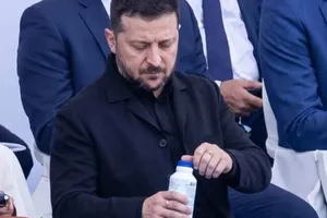 "Він завжди зриває кришки. Росіяни знають". Чому всі говорять про пляшку, з якої пив Зеленський