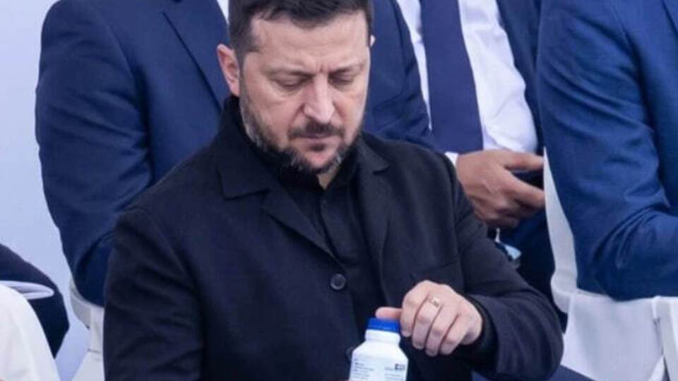 "Він завжди зриває кришки. Росіяни знають". Чому всі говорять про пляшку, з якої пив Зеленський.