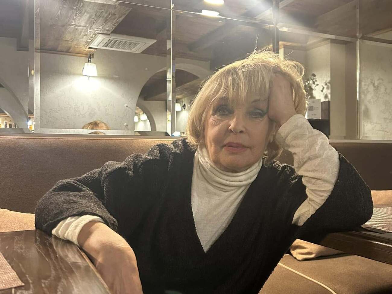 Донька встала на коліна, а невістка зворушила словами. Роговцевій 89 років