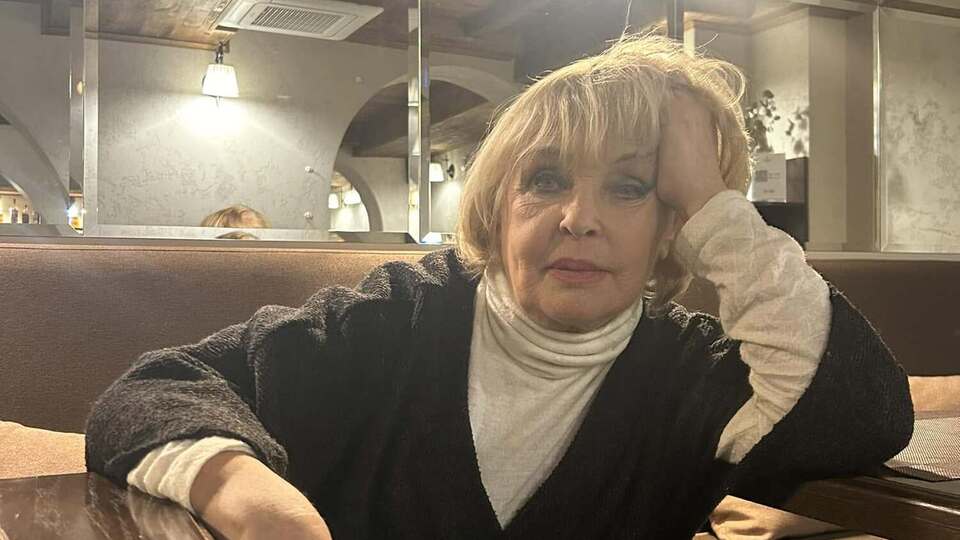 Донька встала на коліна, а невістка зворушила словами. Роговцевій 89 років