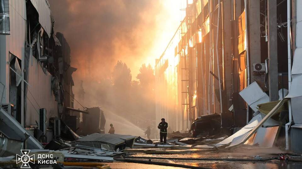Росія вночі вдарила балістикою по Києву. Є загиблі, серед постраждалих – дитина