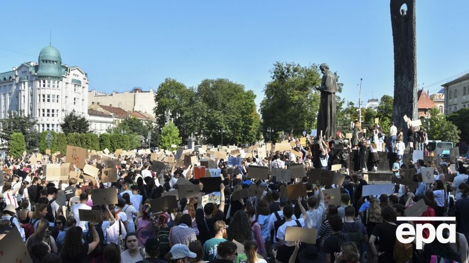 "Мене хтось здав. Завтра на "кавьор". Військові заявили про тиск через участь у протестах. Що відбувається