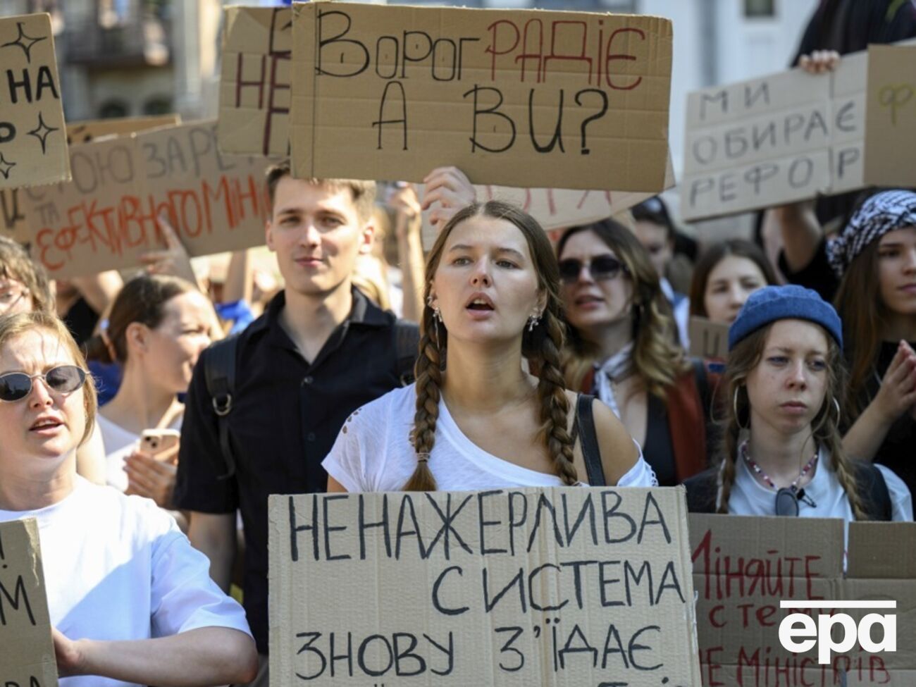 В Офісі президента заявили, що українців, які протестують через звільнення Федорова, почули. Є нюанс