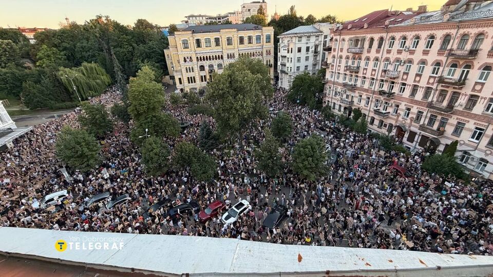 На протесті проти відставки Федорова з’явилися плакати із закликами замінити Сирського на Білецького